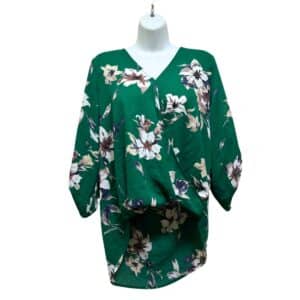 Blusa nueva, Marca west kei, Talla M, Medidas: Ancho 44 cm  y Alto: 61 cm