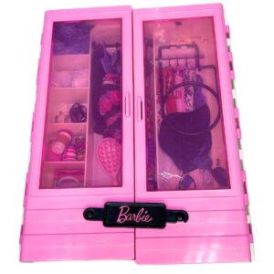 Closet de Barbie con accesorios incluidos , Marca Barbie , Medidas: Ancho 24 cm  y Alto: 33 cm