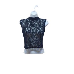 Blusa de Encaje Con Bordados/Negra Nueva, Marca PRETTLITTLETHING, Talla 8-39cm de ancho