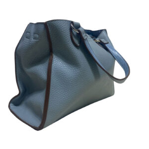 Cartera  Celeste Marca Anne Klein, Medidas 20cm de alto y 25 cm de largo