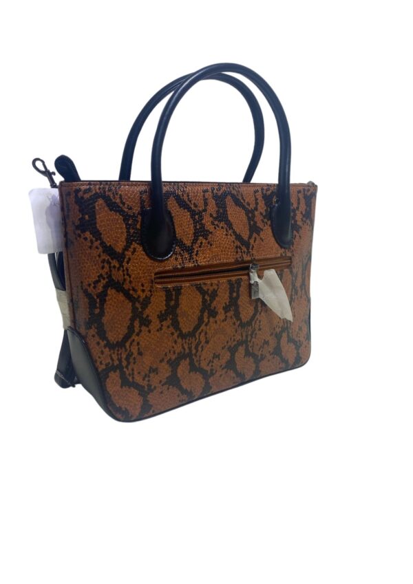 Cartera Estilo Animal Print, Medidas 22cm de alto y 25cm de largo - Imagen 2