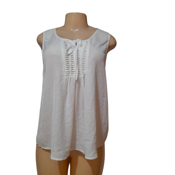 Blusa Sin Mangas/ Nueva Color Blanca, Marca UA, Talla L - 46 cm de ancho