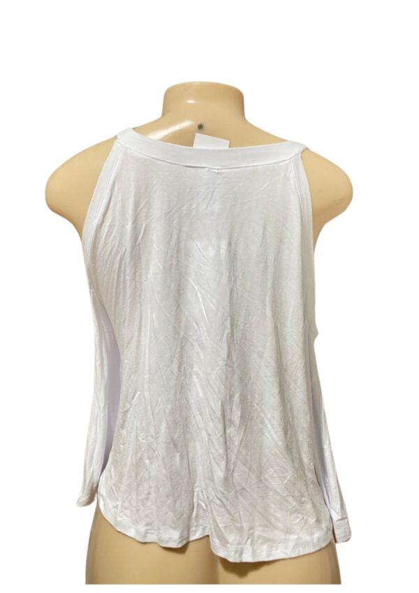Blusa Blanca,Medidas 54cm de ancho y 56cm de largo, Marca Erge, Talla M - Imagen 2