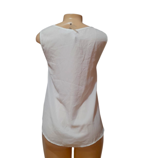 Blusa Sin Mangas/ Nueva Color Blanca, Marca UA, Talla L - 46 cm de ancho - Imagen 2