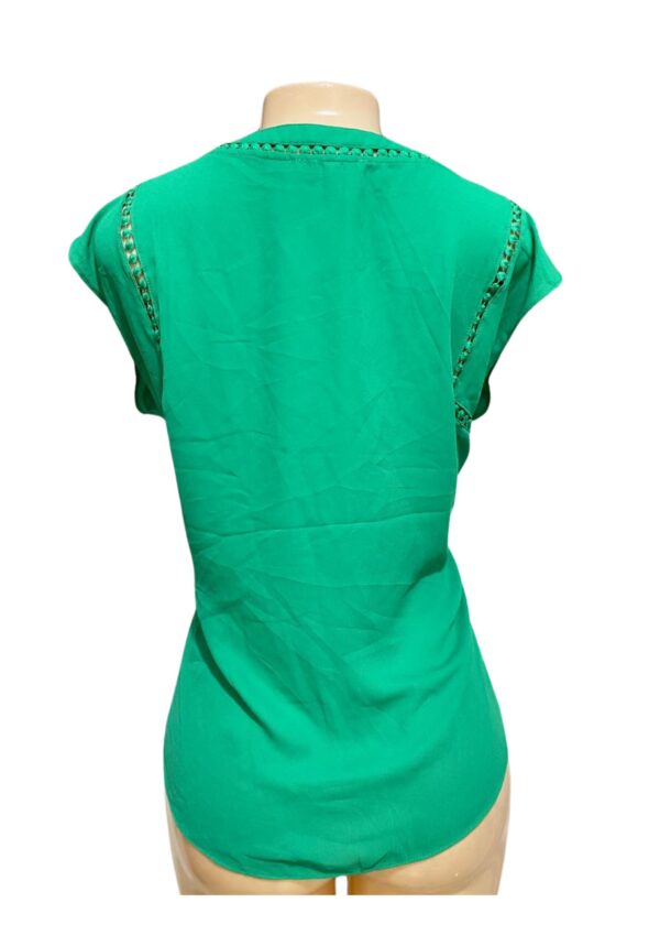 Blusa Verde,Medidas 52cm de ancho y 67cm de largo, Marca Hawthorn, Talla L - Imagen 2
