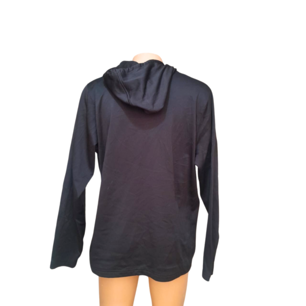 Chumpa Negra/ Con Gorro, Marca UNDER ARMOUR, Talla XL - 64 cm de ancho - Imagen 2