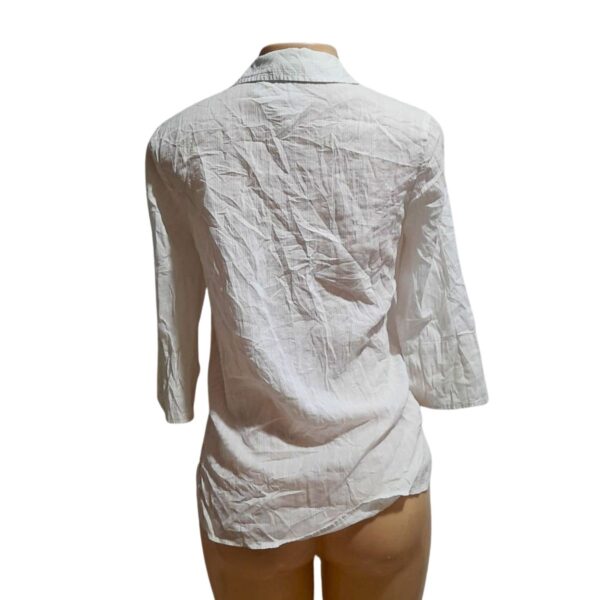 Blusa Blanca Manga 3/4, Marca LAND N SEA, Talla M - 50 cm de ancho - Imagen 2