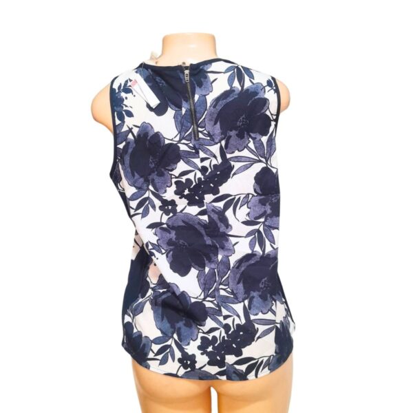 Blusa Floreada Blanca/Azul, Marca BANANA REPUBLIC, Talla M - 50 cm de ancho - Imagen 2