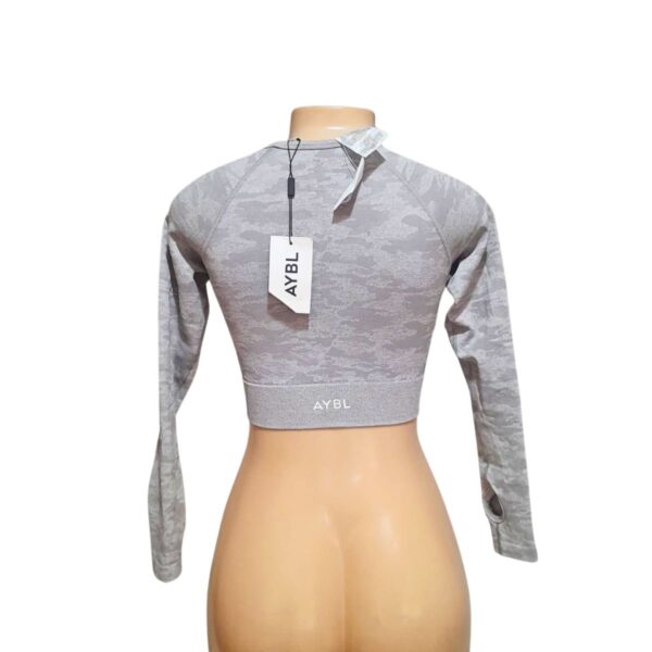 Top Deportivo Camuflajeado Gris, Marca AYBL, Talla S - 33 cm de ancho - Imagen 2