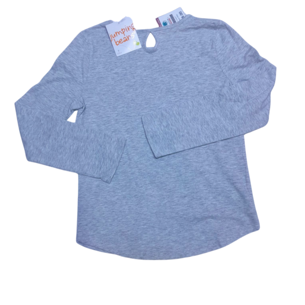 Blusa Manga Larga Gris/ Nueva, Marca JUMPING BEANS, Talla 7 - 35 cm de ancho - Imagen 2