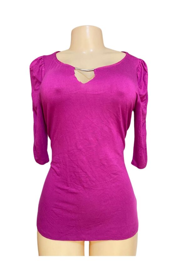 Blusa,Medidas 41cm de ancho y 62cm de largo, Marca White Black House Market, Talla L
