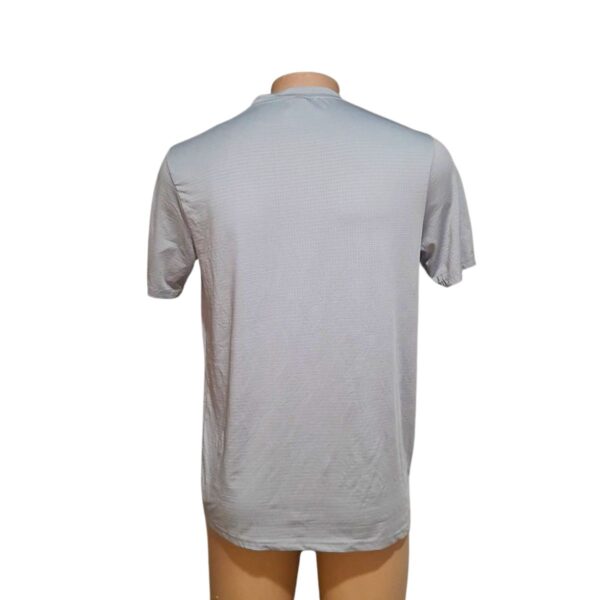Camiseta Cuello Redondo Gris, Marca NIKE , Talla L - 56 cm de ancho - Imagen 2