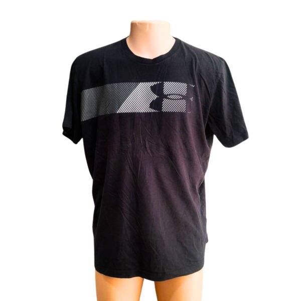 Camiseta Negra Cuello Redondo, Marca UNDER ARMOUR, Talla XL - 62 cm de ancho