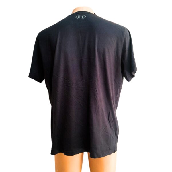 Camiseta Negra Cuello Redondo, Marca UNDER ARMOUR, Talla XL - 62 cm de ancho - Imagen 2