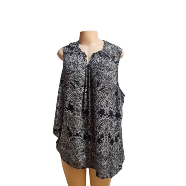 Blusa Negra Floreada , Marca SIMPLY/VERA, Talla 3XL - 84 cm de ancho