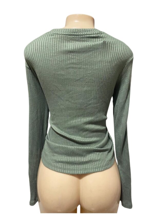 Blusa,Medidas 57cm de ancho y 52cm de largo, Marca American Eagle, Talla S - Imagen 2