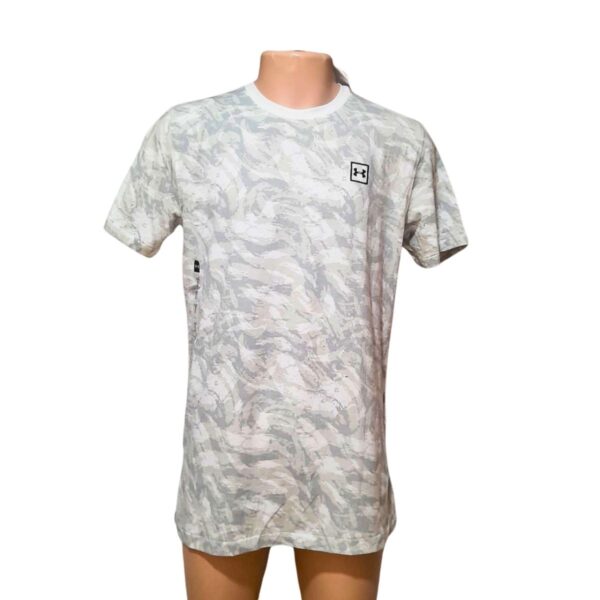 Camiseta Manga Larga/ Nueva Camuflageada, Marca UNDER ARMOUR, Talla L - 54 cm de ancho