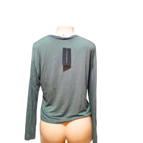 Blusa Manga Larga Verde/ Nueva, Marca PRETTY REBELLIONS, Talla M - 60 cm de ancho - Imagen 2