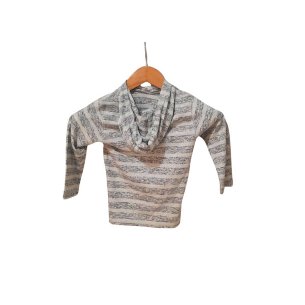 Camiseta Nueva De Niño/ Color Gris Manga Larga, Marca CALVIN KLEIN JEANS, Talla 3T - 30 cm de ancho - Imagen 2