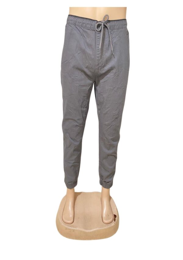 Jogger Gris,Medidas 46cm de ancho y 102cm de largo, Marca Plugg, Talla L