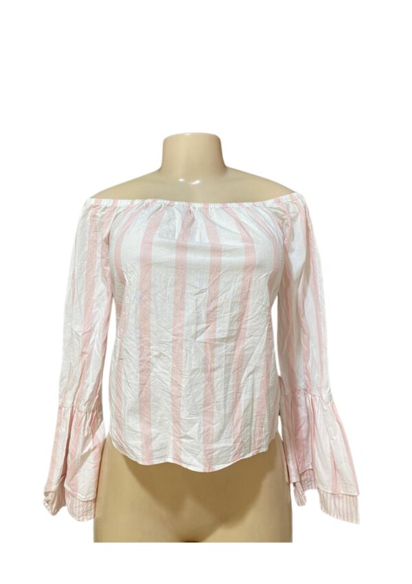 Blusa,Medidas 53cm de ancho y 45cm de largo, Marca RUE 21, Talla M