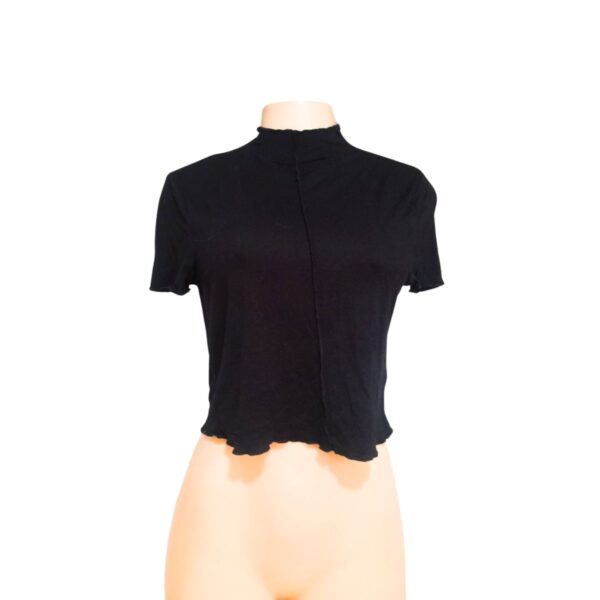 Blusa Negra Slim, Marca DIVIDED, Talla L - 45 cm de ancho