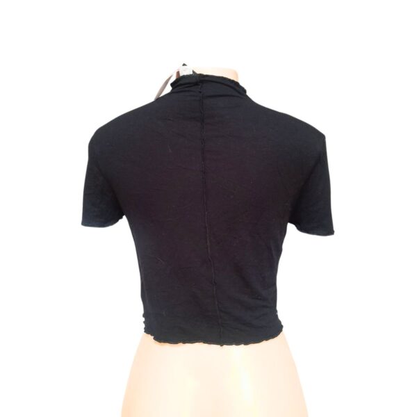 Blusa Negra Slim, Marca DIVIDED, Talla L - 45 cm de ancho - Imagen 2