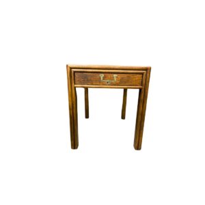 Mesa auxiliar de olmo china del siglo XIX de la dinastía Qing con un solo cajón. 65 cm de alto, 56 cm de ancho, 69 cm de largo.