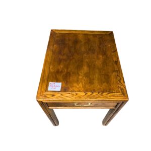 Mesa auxiliar de olmo china del siglo XIX de la dinastía Qing con un solo cajón. 65 cm de alto, 56 cm de ancho, 69 cm de largo.