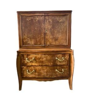 Gabinete. Siglo XX. A 2 niveles. Elaborado en madera tallada y enchapada. Con 2 cajones, 2 puertas superiores, tiradores metálicos, 134 cm de ancho, 87 cm de ancho, 54 cm de largo.