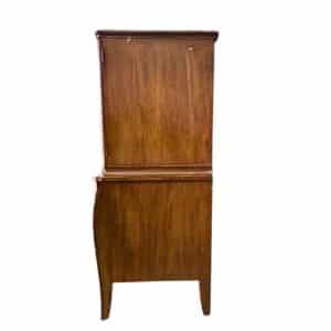 Gabinete. Siglo XX. A 2 niveles. Elaborado en madera tallada y enchapada. Con 2 cajones, 2 puertas superiores, tiradores metálicos, 134 cm de ancho, 87 cm de ancho, 54 cm de largo.
