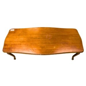 Mesa De Centro, estilo rococó, siglo XX. 132 cm de ancho, 44 cm de alto, 59 cm de largo.