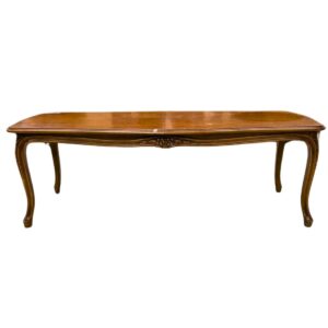 Mesa De Centro, estilo rococó, siglo XX. 132 cm de ancho, 44 cm de alto, 59 cm de largo.