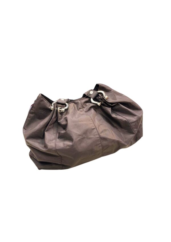 Cartera café, Medidas 39cm de ancho y 27cm de largo