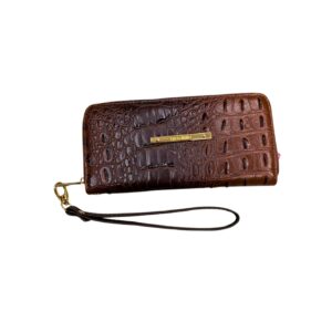 Billetera de Mano Brahmin, Medidas 21cm de ancho y 10cm de largo