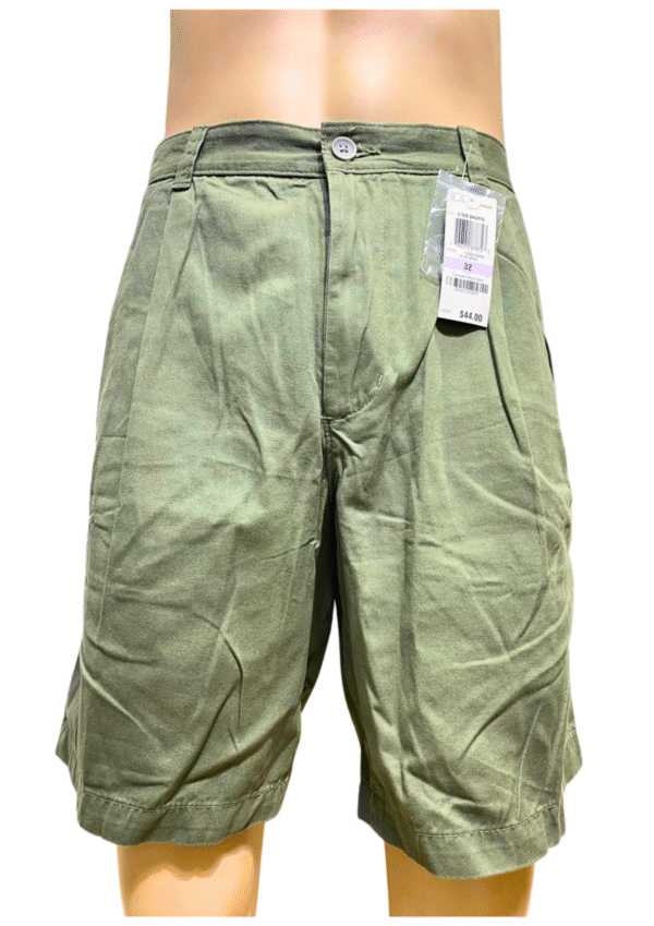 Short Verde Nuevo ,Medidas 43cm de ancho y 49cm de largo ,CLUB ROOM ,Talla 32
