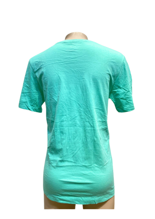 Camisa Celeste Claro ,Nueva Medidas 55cm de ancho y 74cm de largo, Marca THE NIKE TEE, Talla M - Imagen 2