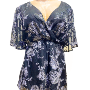 Blusa Negra con Flores, Nueva, Medidas 47cm de ancho y 74cm de largo, Marca TORRID, Talla 1