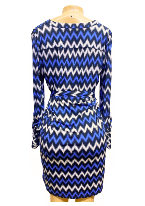 Vestido Azul con Blanco y Negro, Medidas 51cm de ancho y 98cm de largo, Marca MICHAEL KORS, Talla M - Imagen 2