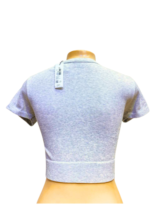 Blusa, Nueva, Medidas 37cm de ancho y 39cm de largo, Marca GARAGE, Talla M - Imagen 2