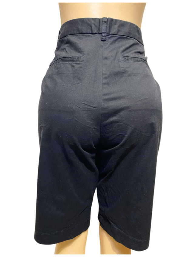 Short Negro, Medidas 45cm de ancho y 58cm de largo, Marca GAP, Talla 12 - Imagen 2