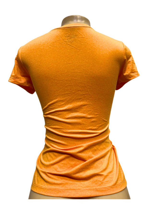 Blusa Deportiva Naranja, Medidas 38cm de ancho y 68cm de largo, Marca REEBOK, Talla XS - Imagen 2