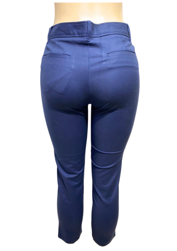 Pantalón Casual Azul, Nueva, Medidas 36cm de ancho y 96cm de largo, Marca GAP, Talla 2 - Imagen 2
