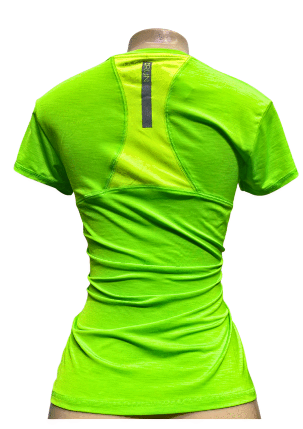 Blusa Verde, Deportiva, Medidas 42cm de ancho y 65cm de largo, Marca UNDER AMOUR, Talla SM - Imagen 2