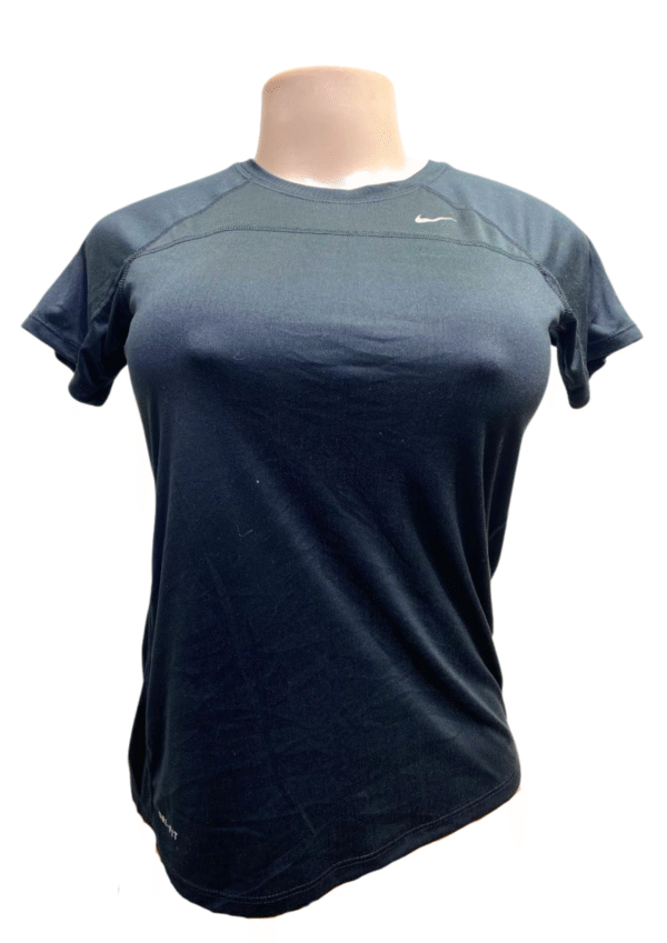 Blusa Deportiva Negra, Medidas 42cm de ancho y 58cm de largo, Marca DRI-FIT, Talla L