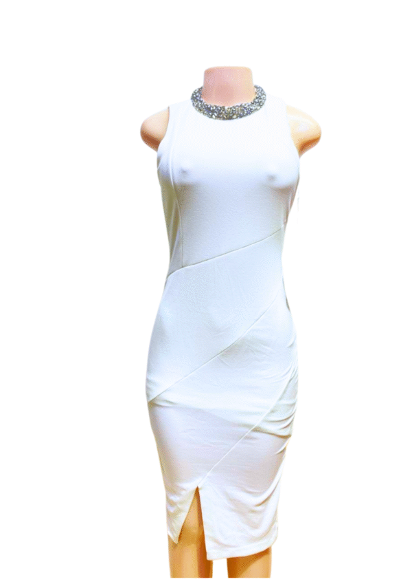 Vestido Blanco, Nuevo, Medidas 33cm de ancho y 112cm de largo, Marca JENNIFER LOPEZ, Talla 4