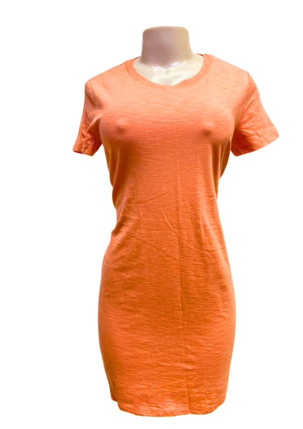 Vestido Naranja, Nuevo,Medidas 47cm de ancho y 91cm de largo, Marca UNIVERSAL THEAD, Talla XS