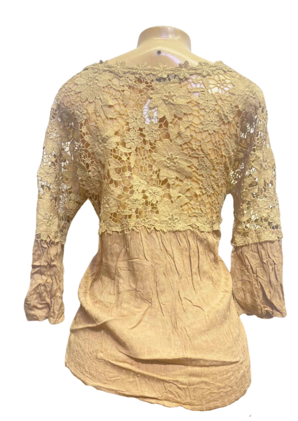 Blusa Café, Medidas 57cm de ancho y 57cm de largo, Marca AEOM, Talla S - Imagen 2