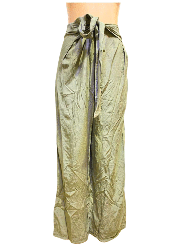 Pantalón Verde, Medidas 40cm de ancho y 106cm de largo, Marca SHEIN, Talla XL