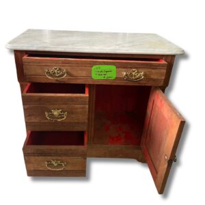 Cómoda pequeña de mármol color marrón,  largo 75cm, de ancho 40cm y de alto 69cm